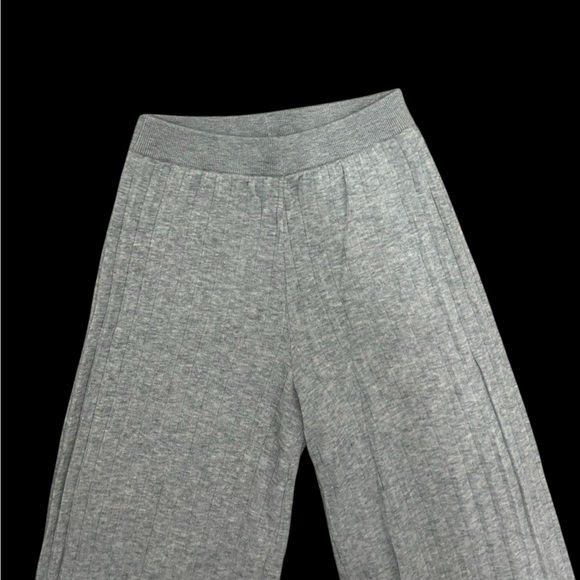 ✨Lightweight grey ribbed flare pants with a relaxed fit and elastic waistband✨ - Picture 2 of 4